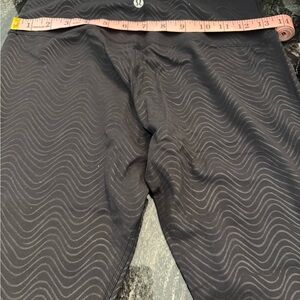 lululemon athletica Black Wave Pattern Leggings Size 8 Excellent Condition